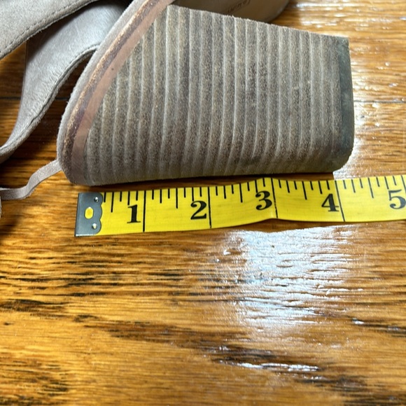 Vince Camuto Kyleena style fringe booties.  Zip side. Clunky 4” heel. Size 7.5 - Picture 10 of 10